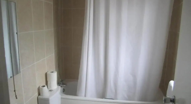 Кровать в общем номере Lynden Court Hotel