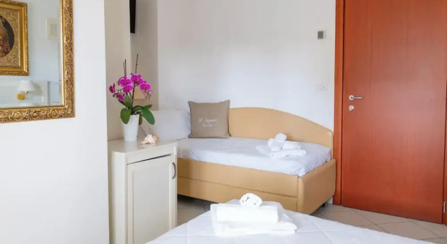 Трёхместный номер Superior с балконом Hotel Negresco