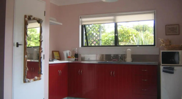 Коттедж Moanarua Beach Cottage