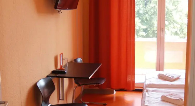 Двухместный номер Standard с балконом Happy Go Lucky Hotel + Hostel