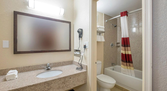 Четырёхместный номер Standard Red Roof Inn Fredericksburg North