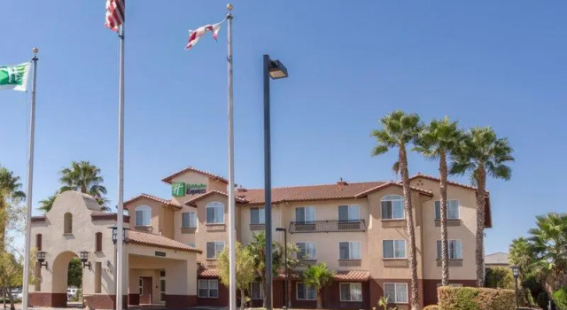 Кровать в общем номере Holiday Inn Express Hotel & Suites Manteca by IHG