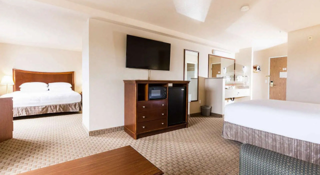 Двухместный семейный люкс Red Lion Inn & Suites McMinnville