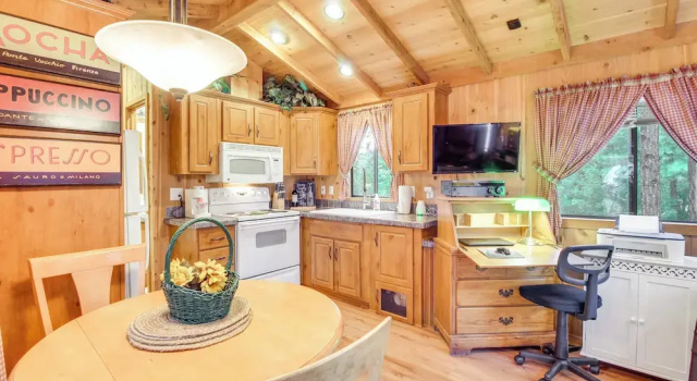 Коттедж Hike & Fish: Cozy Cabin w/ Patio in Show Low!