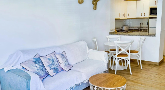 Skol 242 Excellent One Bedroom Apartment with Sea Views, Забронировать Апартаменты/квартира Отели Марбелья с бассейном, рядом с Музей гравюры, Бассейн