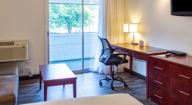Четырёхместный люкс Coast Penticton Hotel