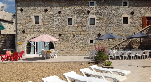 Les cigales gîte eglantier ardeche , piscine à partager, églantier 4 à 6 personnes,, Rezerwuj Hotel Hotele w Owernia z parkingiem, Parking