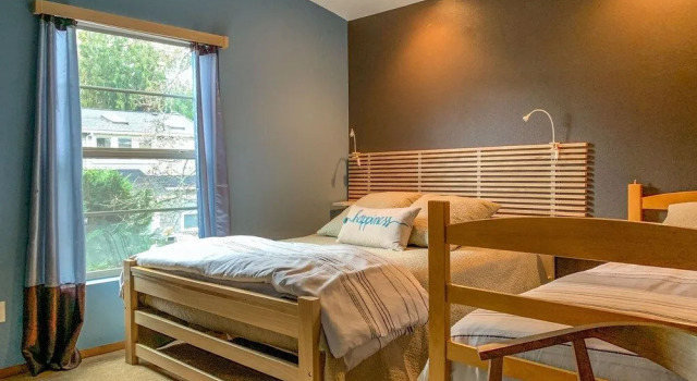 Sophisticated Urban Loft Townhouse with BBQ on the Deck by RedAwning, Забронировать Отель Отели Худ-Ривер 3 звезды, 3*