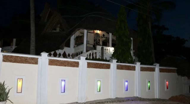 4 Bed Villa - Sleeps 8 - Pool - Garden - Parking, Book Villa Hotels in Kwale with a Pool, Swimming Pool