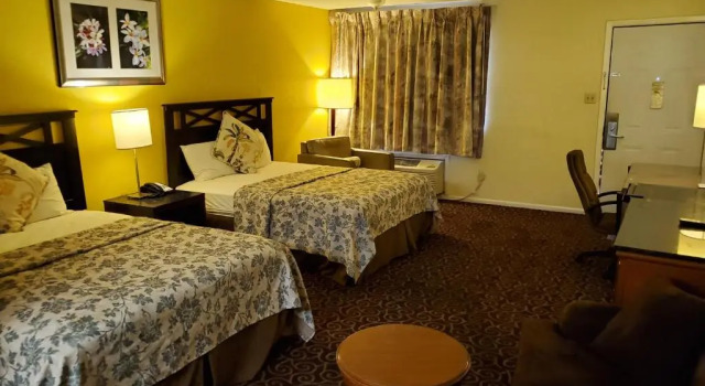 Четырёхместный номер Standard Econo Lodge Inn & Suites Sealy