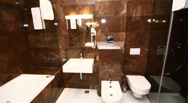 Полулюкс с балконом Hotel International Prishtina & Spa