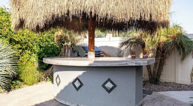 Коттедж Luxe Indio Stay w/ Pool, Tiki Bar & Fire Pit Near Coachella Longfellow