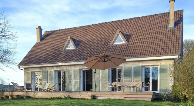 Beautiful Poissy Family Home With 5 Bedrooms, Large Garden and own Pon, Book Hotel Poissy Yvelines