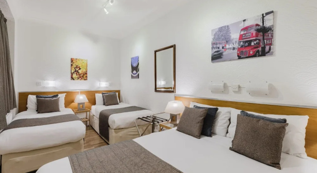 Четырёхместный номер Standard Falcon Hotel