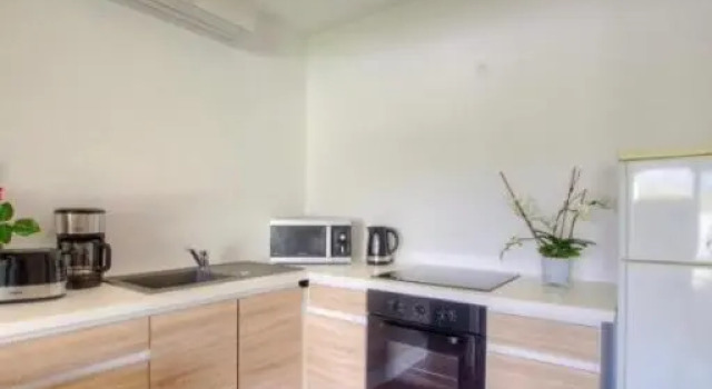 Appartement tranquille en bas de villa, Varaa Huoneisto  