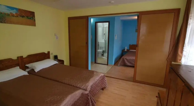 Hostel Voineasa, Rezerwuj Hostel Hotele w Carpathians - Romania z parkingiem, Parking
