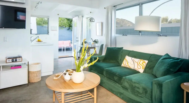 The Wesley Suite 1 by Avantstay Retro & Spacious Studio w/ Kitchenette ADA Accessible, Забронировать Отель Палм-Спрингс Coachella Valley, рядом с Camelot Park Family Center