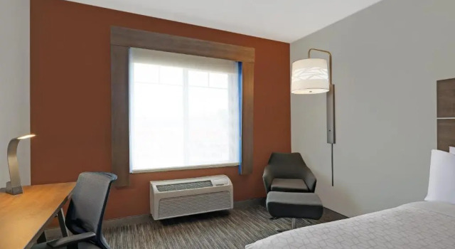 Четырёхместный номер Standard Holiday Inn Express Newport by IHG