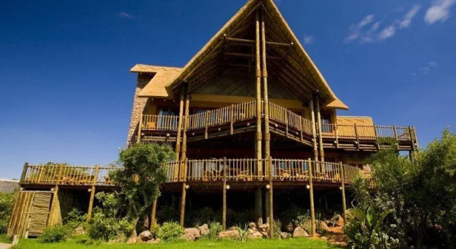 Кровать в общем номере Kololo Game Reserve