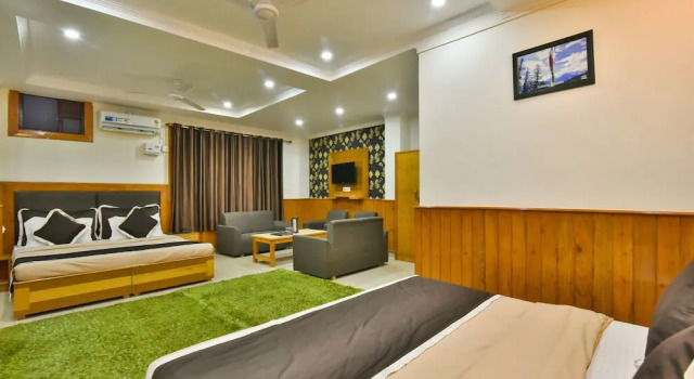 Люкс The Posh Hotel near Mall Road with Hassle Free Covered Parking