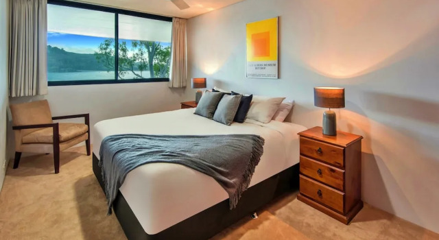 Waves 5 Luxury 3 Bedroom Breathtaking Ocean Views Central Location, Забронировать Апартаменты/квартира Отели Острова Гамильтон с парковкой, Парковка