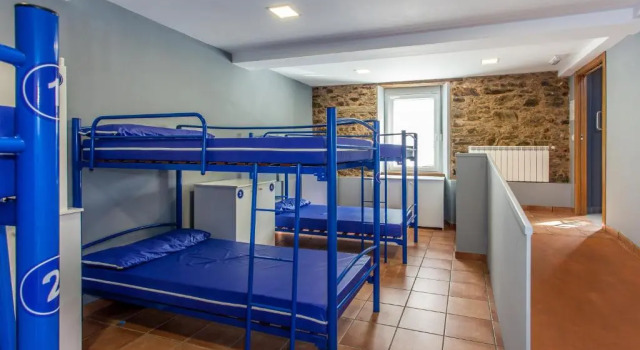 Кровать в общем номере Albergue Milpés