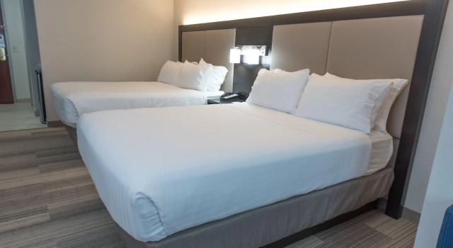 Четырёхместный номер Standard Holiday Inn Express Hotel & Suites Erie an IHG Hotel
