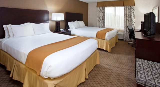 Четырёхместный номер Standard Holiday Inn Express & Suites Wadsworth by IHG