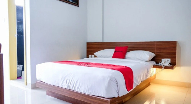 RedDoorz Plus near Pekanbaru Mall, Rezerwuj Hotel Pekanbaru Sumatra