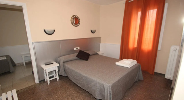 Hostal Emporda, Book Hostel / Vandrerhjem Hostels i Alt Empordà, Hostel / Vandrerhjem