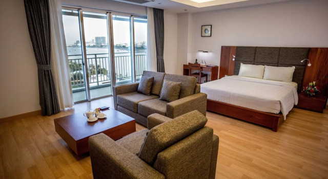 Студия с балконом и с красивым видом из окна Bellevue Serviced Apartments
