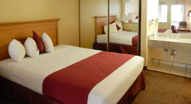 Номер с видом на бассейн Mardi Gras Hotel & Casino