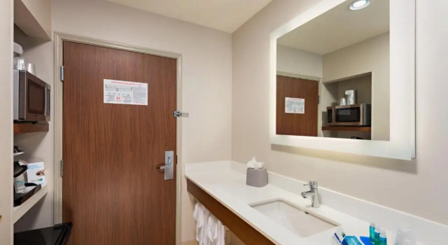 Run of House Holiday Inn Express Peoria North - Glendale by IHG