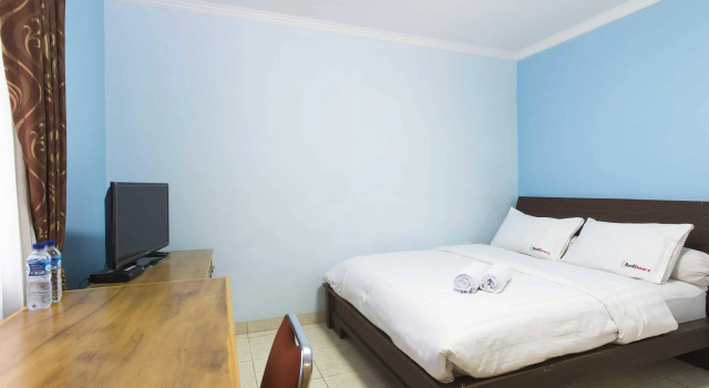 RedDoorz near Pasar Santa, Book Hotel Kebayoran Baru Jakarta