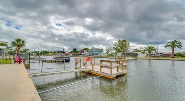 Коттедж Hernando Beach Waterfront Home w/ Boat Dock & Deck