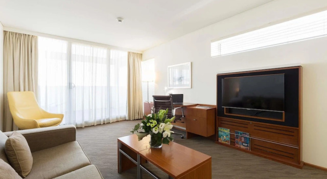 Двухместный люкс с балконом Novotel Canberra
