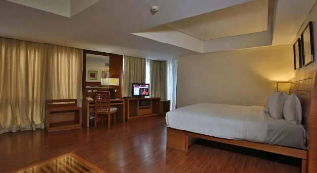 Люкс Executive Deluxe с 2 комнатами Crown Regency Hotel & Towers