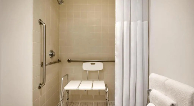 Четырёхместный номер Standard Country Inn & Suites by Radisson, Des Moines West, IA