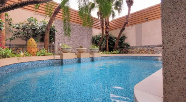 Standard Doppel Zimmer mit Poolblick Q Motel精品旅館
