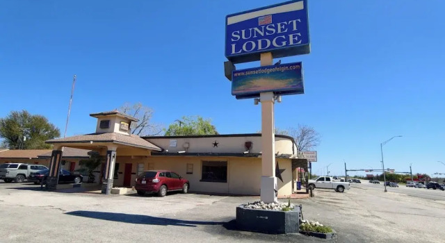 Sunset Lodge Elgin near US 290 by Hotel O, Забронировать Отель Элгин Texas Hill Country