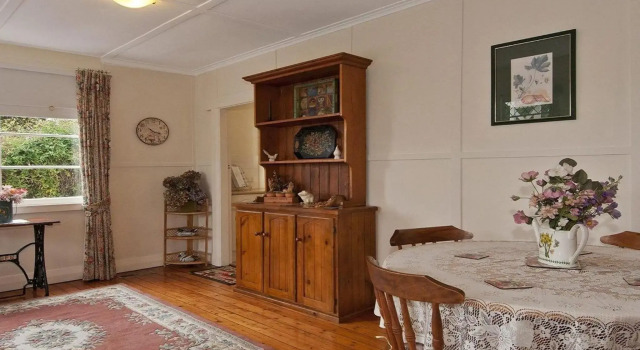Hollyoak Cottage - delightful, ducks and doileys!
