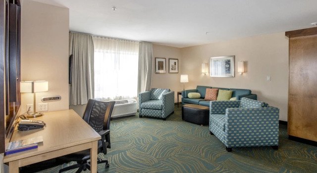Люкс c 1 комнатой SpringHill Suites Pueblo Downtown