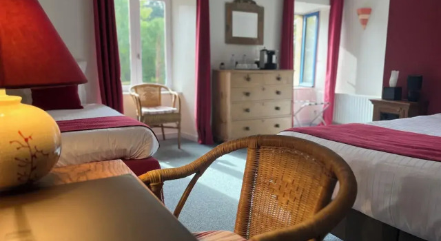 Четырёхместный номер Superior Logis Hôtel Le Manoir Des Portes