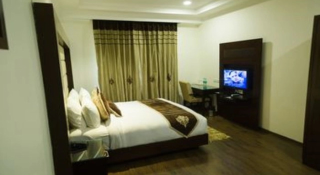 Clarks Inn Suites, Забронировать Отель Отели Нью-Дели с парковкой, Парковка