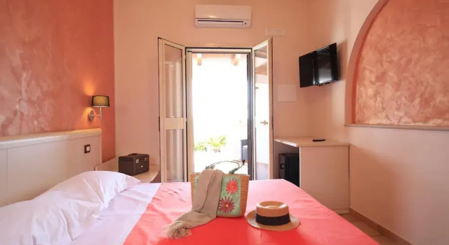 B&B Hibiscus