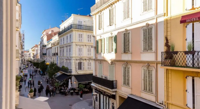 Centrally located modern 2 Bed apartment in Cannes with aircon and high ceilings and modern design 696, Забронировать Апартаменты/квартира Отели Канн с парковкой, рядом с Le Croisette Casino Barriere de Cannes, Парковка