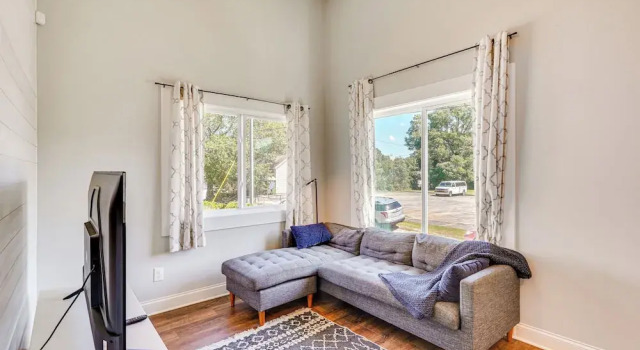 3 Mi to Duke: Downtown Durham Cottage!