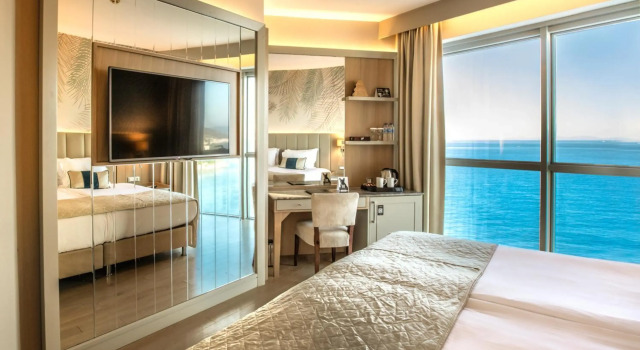 Charisma De Luxe Hotel
