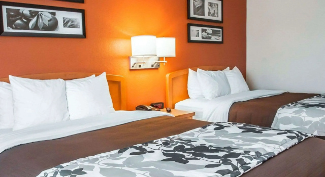 Четырёхместный номер Standard Sleep Inn & Suites Lake of the Ozarks