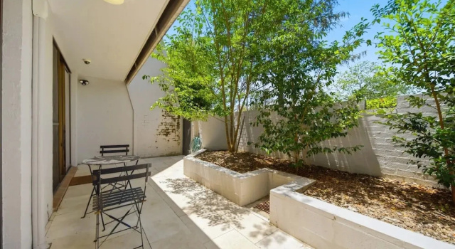 Апартаменты Spacious Bright Apartment With Courtyard and BBQ